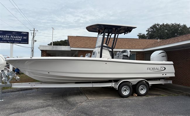 2026 Robalo 246 Cayman White